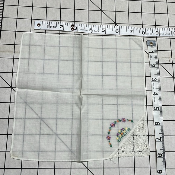 Lot of vintage handkerchiefs/linens w/embroidery and lace embellishments - Picture 12 of 16